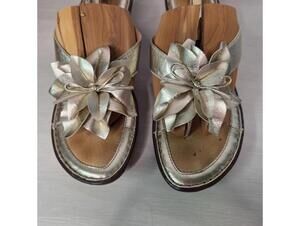 Born Metallic Leather Slide Sandals 8 Floral Accent